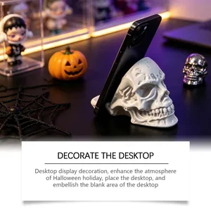 Supporto per telefono in resina a forma di teschio come decorazione da tavolo per Halloween.