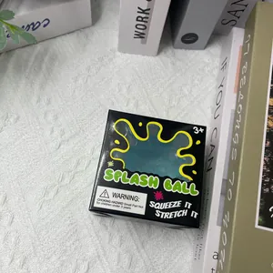 Nahaufnahme des blauen Splash Ball Squeeze-Spielzeugs in der schwarzen Verpackung