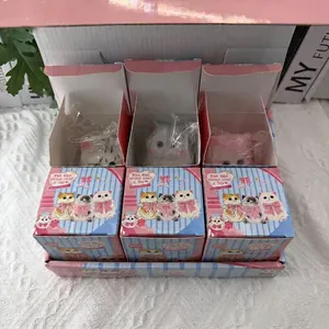 Set di tre simpatici giocattoli squishy a forma di gatto cicciotto in confezioni regalo