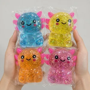 Lot de quatre jouets à presser axolotl à paillettes en bleu, jaune, orange et rose