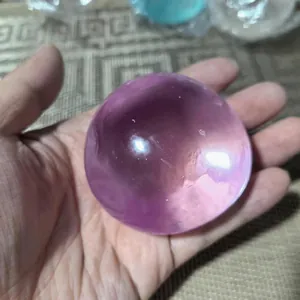 Detaillierte Nahaufnahme eines lila durchsichtigen Antistressballs in der Hand
