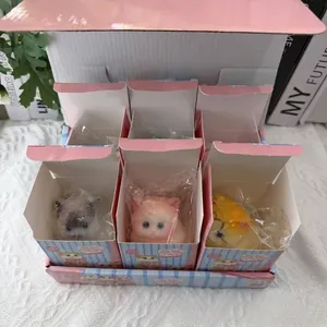 Vista macro dettagliata di diversi giocattoli squishy gatto gigante in scatole regalo