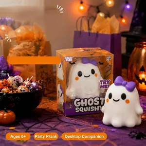 Χαριτωμένο παιχνίδι squishy φάντασμα Halloween με μωβ φιόγκο σε εορταστικό σκηνικό