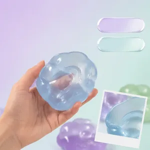 Hochtransparenter blauer Squishy-Stressabbau-Ball für sensorisches Spielen in der Hand