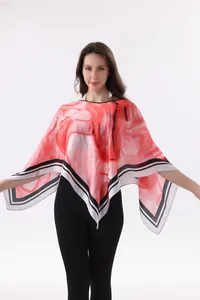 Vue de face d'un poncho imprimé rouge et blanc sur un mannequin.