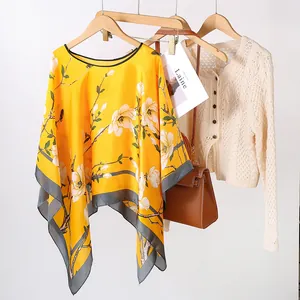 Élégant poncho pare-soleil en simili soie jaune avec imprimé floral pour femmes.