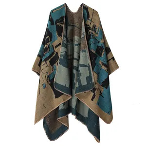 Primo piano di un poncho a scialle in maglia etnica con motivo geometrico astratto