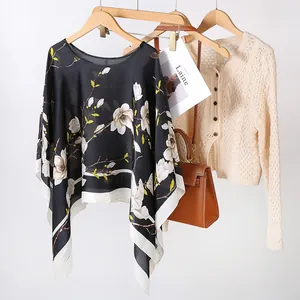 Élégant châle poncho en imitation soie noir avec motif floral de magnolia