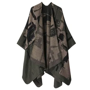 Vista ravvicinata dell'intricato motivo a maglia e del tessuto del poncho etnico
