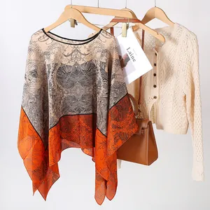 Vue détaillée de l'imprimé et du drapé du poncho en soie de style pull