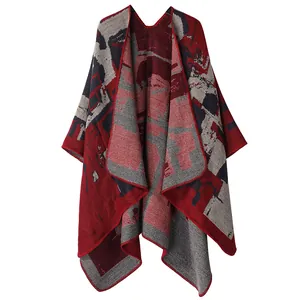 Vista dettagliata del poncho etnico con stampa geometrica e maglia morbida.
