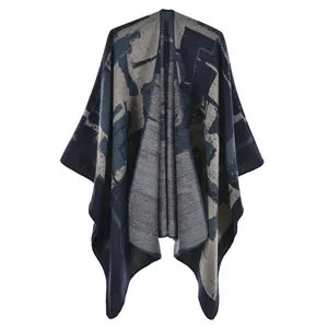 Vista frontale di uno scialle poncho in maglia stile etnico con motivi astratti blu scuro