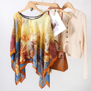 Vue détaillée d'un châle poncho en satin imprimé avec cardigan et sac à main