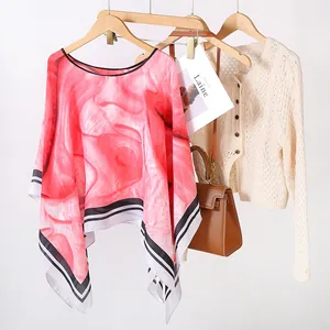 Châle en soie à imprimé marbre rouge élégant avec bordure rayée noire et blanche
