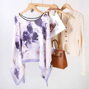 Détail du poncho en soie à imprimé floral pour la protection solaire et la plage