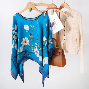 Élégant poncho en satin bleu avec imprimé fleuri de magnolia blanc et ourlet drapé