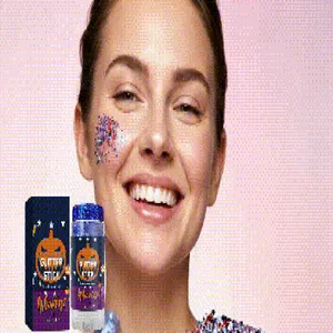 Glimlachend model toont de applicatie van een blauwe Halloween-glitterstick op wang