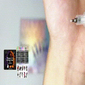 Nahaufnahme von Halloween Körpermalstiften und temporären Tattoo-Aufkleber-Sets
