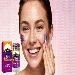 Stick glitter viola di Halloween applicato sul viso di una donna per un trucco festivo.