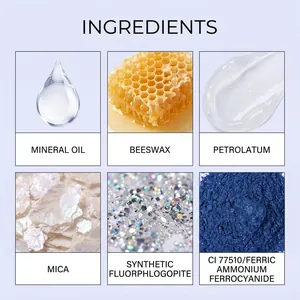 Gedetailleerde macro-weergave van natuurlijke ingrediënten in blauwe glitter cosmetische pasta