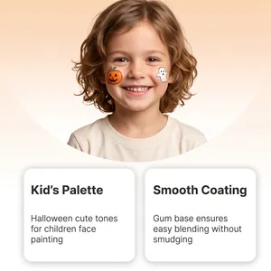 Primo piano di un bambino con simpatici adesivi per il trucco del viso di Halloween