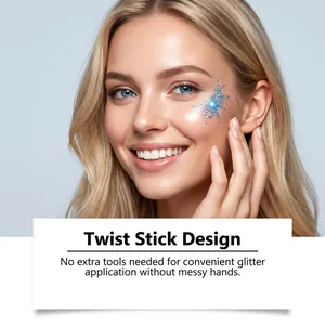 Dettaglio del trucco glitter blu applicato sul viso per un look festivo unico