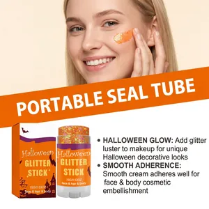 Detailweergave van oranje Halloween glitterstick met make-up van het model.