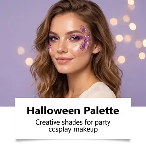 Primo piano dell'effetto trucco glitter viola e oro per il cosplay di Halloween.