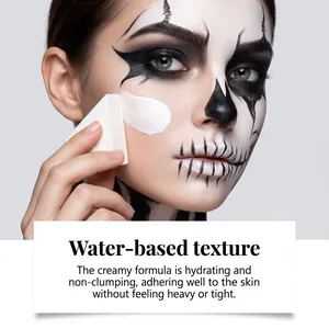 Detalle de pintura facial blanca hidratante a base de agua aplicada con esponja para Halloween