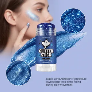 Dettaglio dello stick di glitter blu zephoco con texture brillante su pelle e viso.