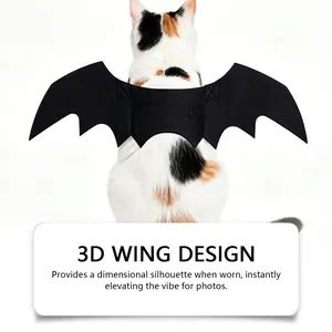 Rückansicht einer Katze im schwarzen 3D-Fledermausflügel-Kostüm für Halloween-Fotoshooting.