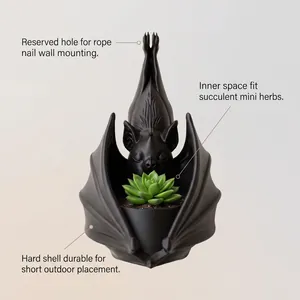 Détail d'un pot suspendu chauve-souris gothique avec succulente et instructions
