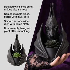 Vue détaillée d'un pot suspendu chauve-souris gothique noir pour succulentes d'Halloween
