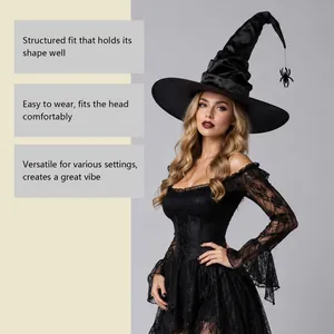 Elegante modelo con un sombrero de bruja negro y un detalle de araña colgante