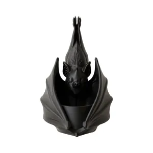 Pot suspendu chauve-souris noire gothique pour succulentes, décor Halloween créatif.