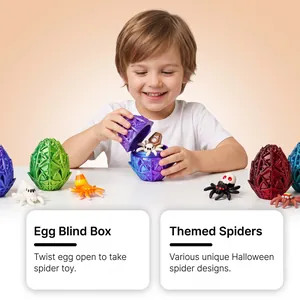 Kind opent een paarse 3D-geprinte eierverrassing met een spin-speelgoed binnenin