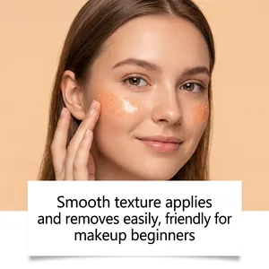 Gros plan sur la texture du gel scintillant orange d'Halloween appliqué sur le visage d'une femme.