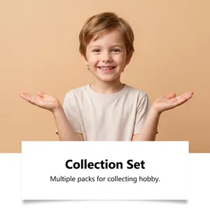 Lachend kind presenteert Halloween spinnenei collectie set met promotionele tekst