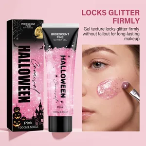 Détail du gel pailleté rose iridescent appliqué sur le visage au pinceau