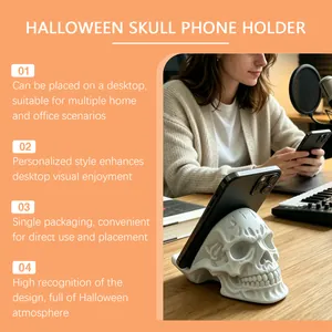 Dettaglio del supporto per telefono a teschio di Halloween in resina bianca su tavolo