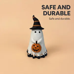 Primer plano de una figura de fantasma de Halloween con sombrero de bruja y calabaza.