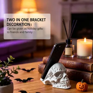 Supporto decorativo per smartphone a forma di teschio bianco per scrivania a tema Halloween.