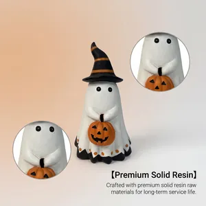 Detalle de la figura de fantasma de Halloween de resina con calabaza