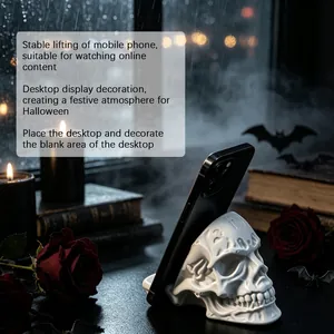 Primo piano di un supporto per cellulare a forma di teschio in resina per decorazioni Halloween