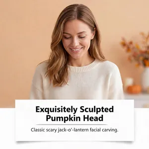 Detalle de decoración de cabeza de calabaza esculpida con talla facial clásica de Halloween