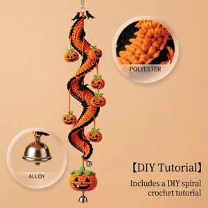 Nahaufnahme der Polyester-Häkelstruktur und des legierten Glockendetails für DIY-Kit
