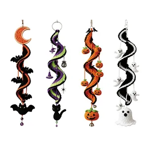 Handgemachte Halloween-Häkelspiralen mit Kürbis-, Geist- und Fledermausmotiven