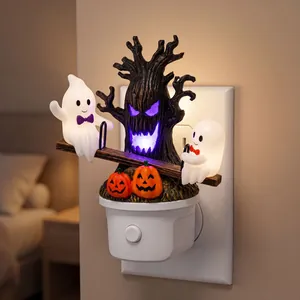 Luce Notturna Altalena Fantasma di Halloween Zucca Albero Secco Lampada LED a Spina in Resina per Camera da Letto Festa Decorazione