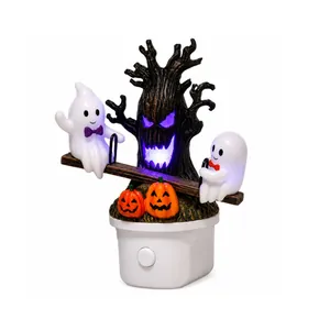 Luce notturna fantasma di Halloween su altalena con albero luminoso viola e zucche