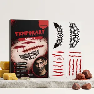 Détail de tatouages temporaires d'Halloween avec motifs réalistes de cicatrices et de dents.